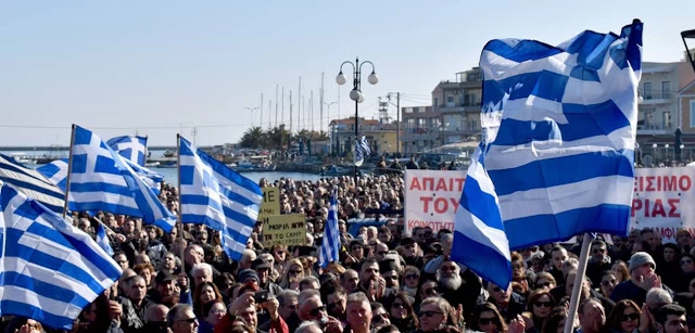 Σαν ξένοι στην ίδια τη χώρα τους...